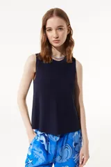 Musculosa azul marino tejida en punto acanalado de cuello a la base y calce recto.