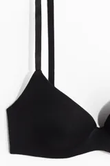 Soutien super push-up de microfibra color negro, con aros, copas con relleno y breteles ajustables.