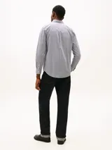 Camisa de manga larga Tommy Hilfiger de corte regular, confeccionada en tejido de popelín con microestampado y logo bordado en el pecho.