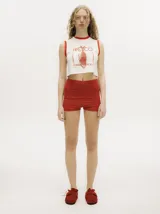 Microshort rojo de tiro alto, confeccionado en lycra con diseño ajustado y elástico.