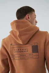 Buzo de algodón color marrón con capucha, bolsillo tipo canguro, mangas largas y logo estampado en el pecho.