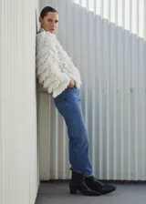 Jeans mom fit de tiro alto y lavado clásico, con cinco bolsillos, trabillas para cinturón y cierre frontal de cremallera y botón.