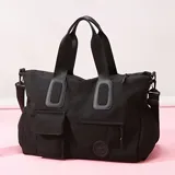 Bolso deportivo multifunción color negro, con diseño liso, compartimento principal con cierre, bolsillo frontal con solapa y bolsillo frontal con cierre. Cuenta con doble asa de mano y correa de hombro ajustable y extraíble. Incluye detalle de logo circular en la parte inferior.