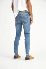 Pantalón de jean celeste de corte ajustado.