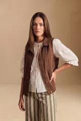 Chaleco oversize marrón de algodón con efecto lavado, cuello camisero, cierre frontal con botones y bolsillos ribeteados.