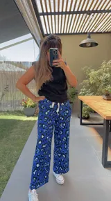 Pantalón de pijama de corte recto, con estampado animal print en tonos azul, celeste y negro.