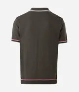 Camisa polo de manga corta color verde oliva, confeccionada en tejido de punto, con cuello y puños con ribetes contrastantes en blanco y rojo.