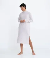 Camisón largo de tejido de punto color gris claro, con cuello alto y mangas largas. Tiene aberturas laterales.