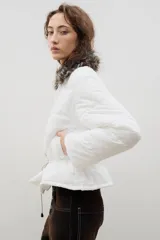 Campera puffer blanca con cuello de piel sintética, cierre frontal con botones a presión y cintura ajustable mediante cordón con tancas.