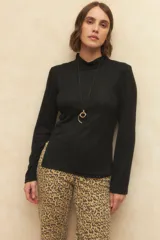 Polera de algodón color verde oliva, de manga larga y cuello alto.