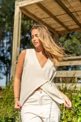 Blusa color beige de tusor con diseño cruzado en el frente, ajustable con lazo interno.