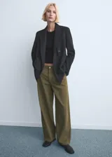 Pantalón tipo jeans de corte recto y tiro medio, color verde militar, con cierre frontal de botón y cremallera, y bolsillos clásicos.