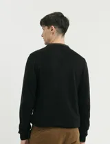 Cardigan de punto con escote en V, cierre frontal con botones, manga larga y detalles de tejido menguado en las sisas.