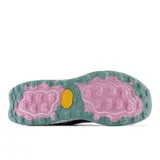 Championes de trail running New Balance Fresh Foam X Hierro v7 para mujer. Capellada de malla color gris con detalles en verde agua y verde claro. Suela Vibram Megagrip blanca con detalles en verde agua.