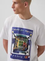 Remera de algodón con efecto lavado, color gris oscuro, de corte clásico y manga corta. Presenta un estampado gráfico en el pecho con el logo de la Copa Mundial de la FIFA USA 94.
