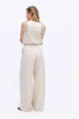Pantalón de pierna amplia color bordó, con diseño de cruce delantero y caída fluida.