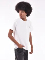 Remera negra de corte clásico con textura tipo waffle y logo pequeño en el pecho.