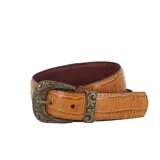 Cinturón marrón con textura croco, hebilla metálica con diseño labrado y forro de cuero.