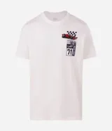 Remera de algodón color blanco con cuello redondo y mangas cortas. Presenta una estampa en la espalda con diseño de un auto de Fórmula 1, bandera a cuadros y la inscripción Grand Prix Legend en tonos rojos y azules.