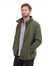 Campera de polar verde oliva con cierre frontal completo, cuello alto y bolsillos laterales con cierre.