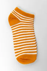 Pack de tres pares de medias cortas tipo ankle. Incluye un par amarillo con estampado de moños blancos, un par blanco con estampado de cerezas rojas y verdes, y un par con diseño de rayas horizontales amarillas y blancas.