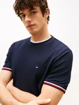 Remera de cuello redondo confeccionada en puro algodón, con corte regular. Presenta detalles distintivos en los puños y el logo de la marca bordado en el pecho.