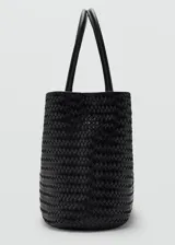 Bolso grande de diseño trenzado en color negro, con asas cortas para hombro y cierre de botón magnético.