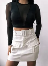 Minifalda blanca de cuero sintético con bolsillos tipo cargo y cinturón incluido.