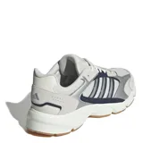 Championes urbanos Adidas modelo Crazychaos 2000, con diseño técnico en tonos blanco, gris y azul marino. Presentan una combinación de malla transpirable y superposiciones de material sintético y gamuza, con la icónica amortiguación Cloudfoam en la entresuela y suela de goma color caramelo.