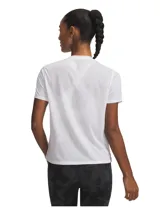 Remera deportiva de manga corta Under Armour, confeccionada en tejido jacquard ligero y transpirable con tecnología de secado rápido y control de olores. Presenta un diseño de ajuste elástico en cuatro direcciones con bajo con abertura lateral y detalles reflectantes.