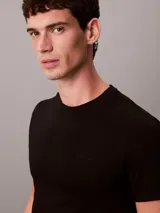 Remera de manga corta Calvin Klein confeccionada en tejido liquid stretch de algodón con elastano. Presenta cuello redondo y logo de la marca sutilmente bordado en el pecho.