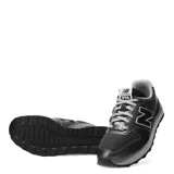 Championes urbanos New Balance modelo 996, color gris metalizado con detalles en blanco y negro. Presentan el logo N característico en los laterales, suela de goma y cordones al tono.