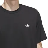 Remera negra de corte clásico con logo de Adidas bordado en el pecho.