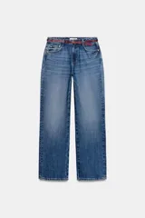 Jeans de tiro alto con corte regular y pernera recta. Presenta diseño de cinco bolsillos, cierre frontal con cremallera y botón, e incluye un cinturón fino en tono burdeos.