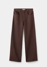 Pantalón de jean de corte recto y tiro medio, con diseño clásico de cinco bolsillos, cierre de botón y cremallera, y trabillas para cinturón.