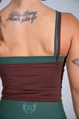 Musculosa deportiva de lycra en color marrón, con diseño de doble tela y logo estampado en el pecho.