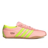 Championes Adidas modelo Tokyo W, color rosa pálido con tres franjas laterales y detalles en verde neón. Presenta puntera de gamuza y suela de goma color caramelo.