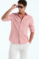 Camisa de manga larga de lino y algodón color rosado con bolsillo frontal y bordado del logo de la marca.