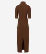 Vestido midi de color marrón, confeccionado en tejido de poliéster con elastano. Presenta un diseño ajustado al cuerpo, cuello alto, mangas 3/4 y una abertura trasera en el bajo para mayor movilidad. Incluye un cinturón fino del mismo tono.