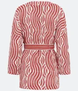 Cárdigan largo de punto con estampado geométrico en tonos rojo y blanco, manga larga, lazo en la cintura y abertura frontal sin botones.