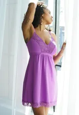 Chemise corta color lila con breteles finos regulables, escote en V y apliques de encaje en el escote y el ruedo.