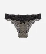 Bombacha modelo bikini confeccionada en microfibra color verde oliva, con laterales anchos y detalles de encaje negro en la parte superior.