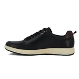 Zapato acordonado de cuero negro con cierre lateral y suela color crema.