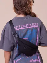 Riñonera negra con correa ajustable y cierre con cremallera.