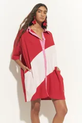 Túnica de algodón con diseño bicolor en bloques diagonales rojos y blanco off-white, con cuello camisero, botonera central y mangas cortas en contraste de color rosado.