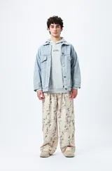 Canguro negro con capucha y bolsillo delantero. Presenta un bordado frontal y trasero con lettering “Mont Saint-Michel”.