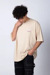 Remera de corte oversize color blanco, con cuello redondo y mangas cortas. Presenta un pequeño logo estampado en el pecho y un diseño gráfico grande en la espalda que incluye la frase 'Good Children' e ilustraciones de un ángel y llamas.
