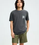 Bermuda masculina confeccionada en sarga texturizada, de corte regular. Cuenta con cintura elástica con ajuste por cordón, bolsillos laterales y un bolsillo trasero aplicado.
