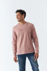 Remera de hombre de manga larga color azul con logo bordado en relieve en el pecho.