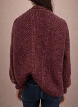 Cardigan de punto abierto con diseño melange, confeccionado en una mezcla de mohair y algodón. Presenta mangas largas con puños acanalados y un corte holgado.